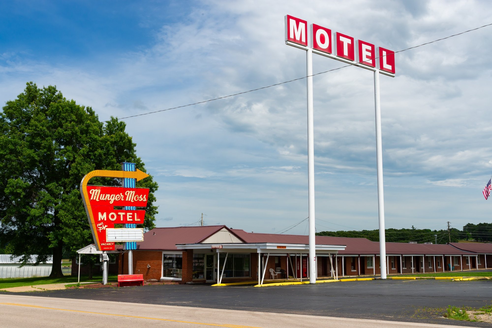 Munger Moss motel with Motel sign