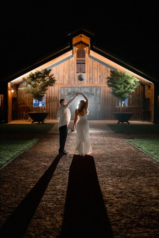 Bridal couple in front of Bendooley Estate