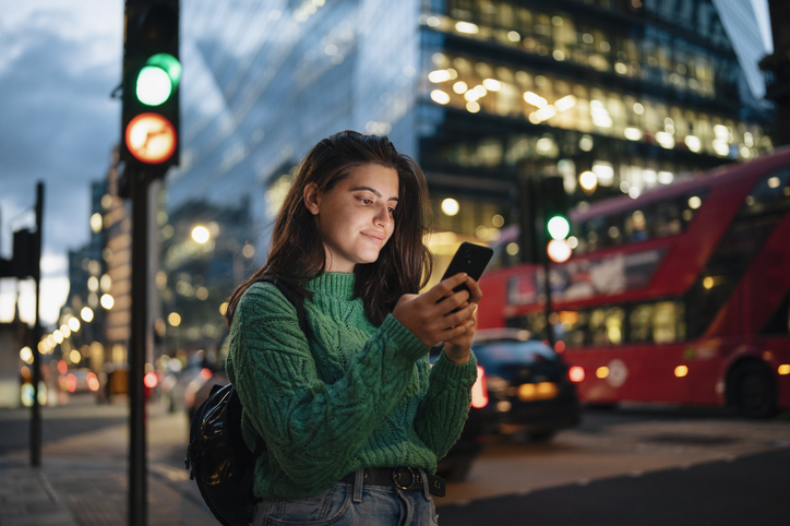 Turns conversations into bookings. Automatically.